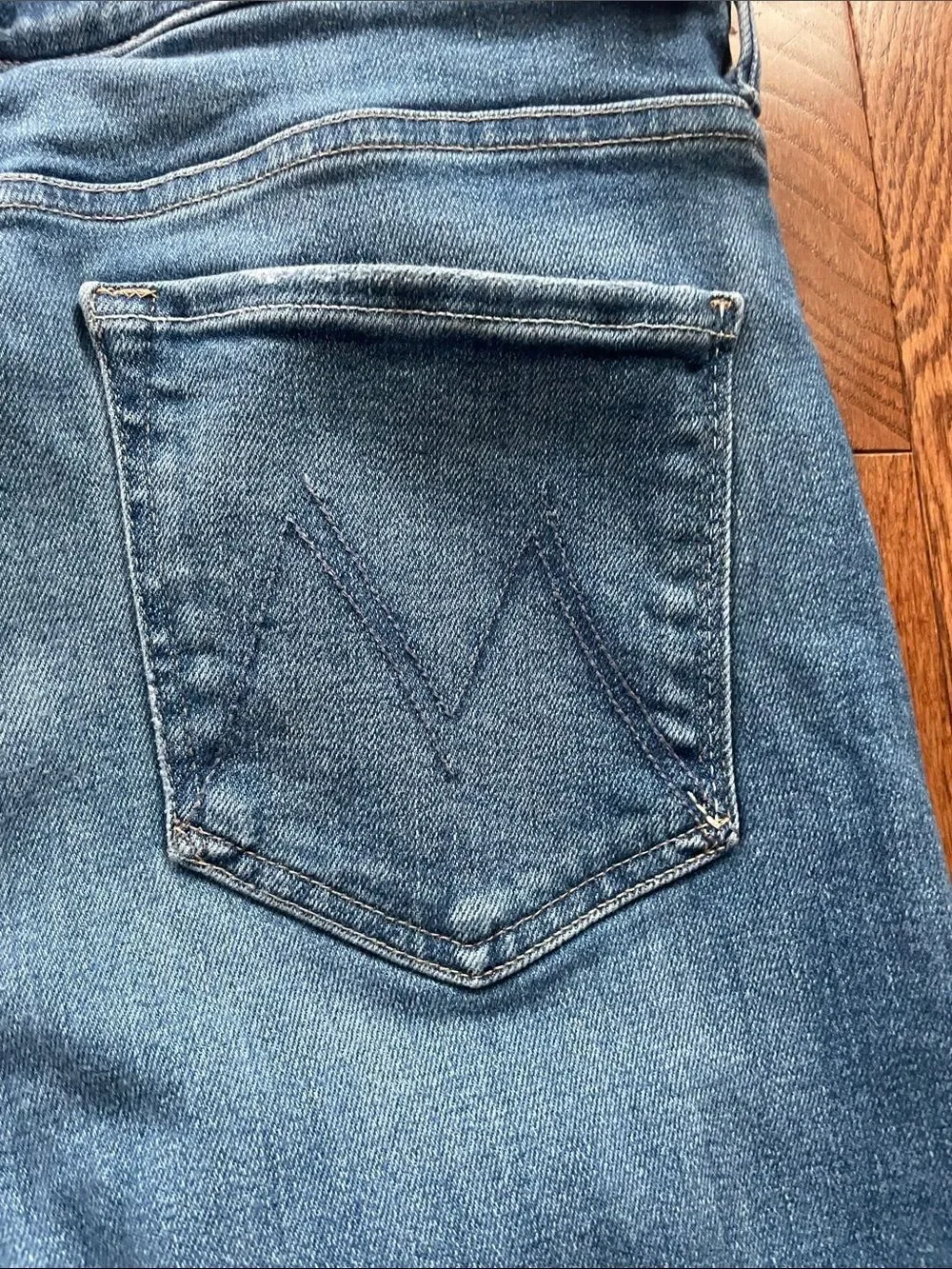 MOTHER The Weekender Layover Flare Jeans Medium Wash Women’s Sz 32